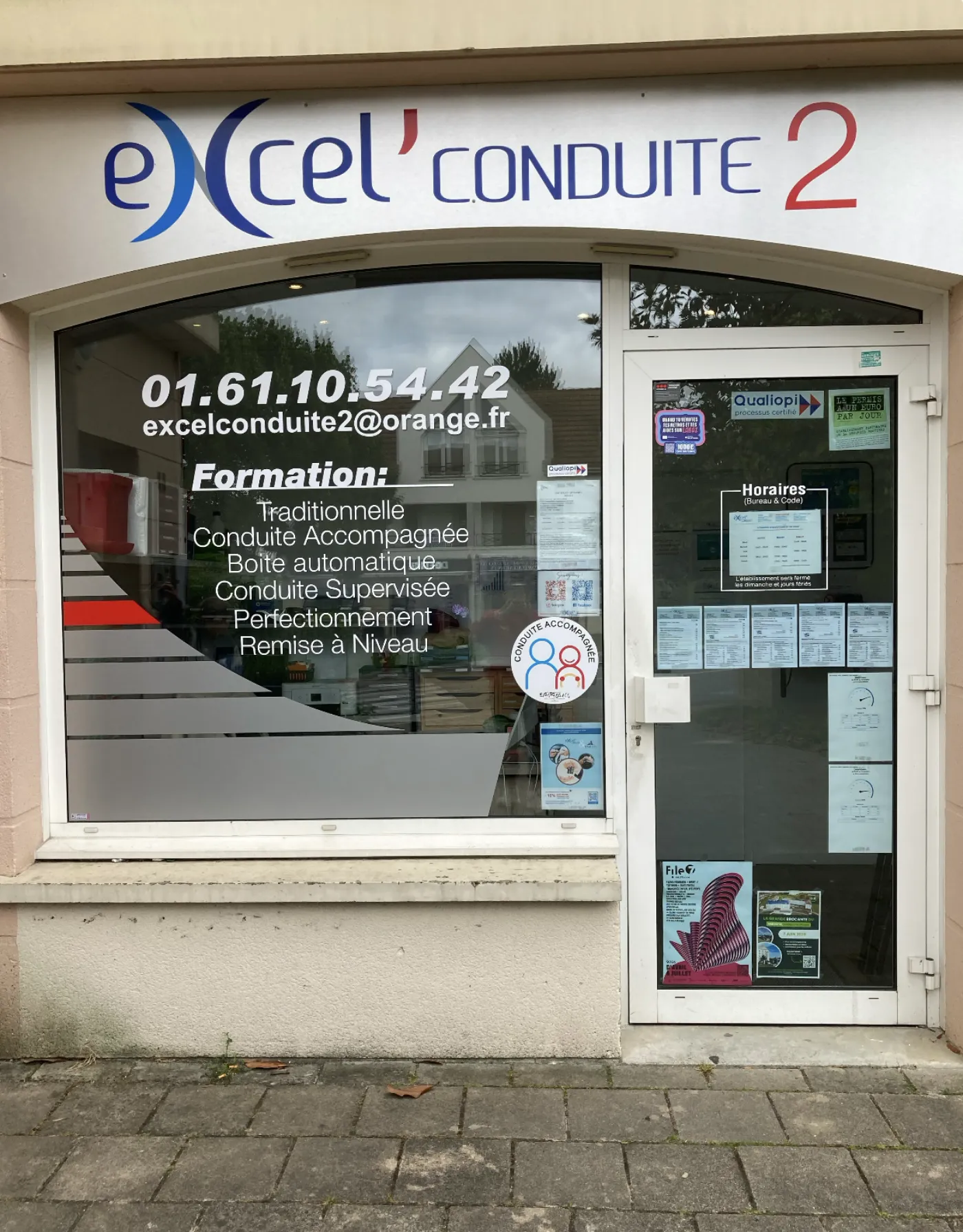 Devanture de l'auto-école Excel' Conduite à Magny-le-Hongre